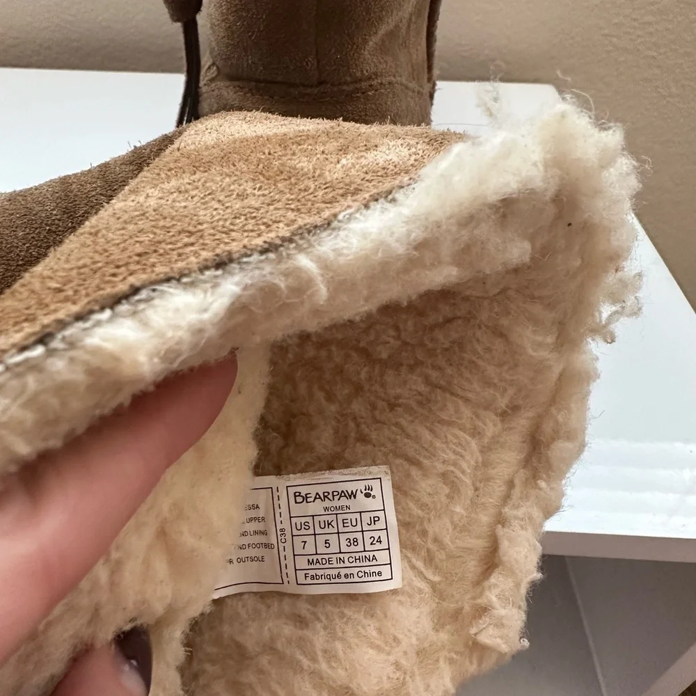 Bearpaw Tressa lined winter boots in brown cow suede with a zip closure.